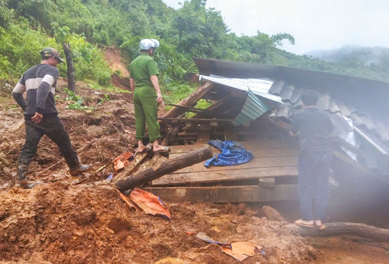 Những hình ảnh kinh hoàng trong trận lũ lịch sử ở miền Tây Nghệ An - 8