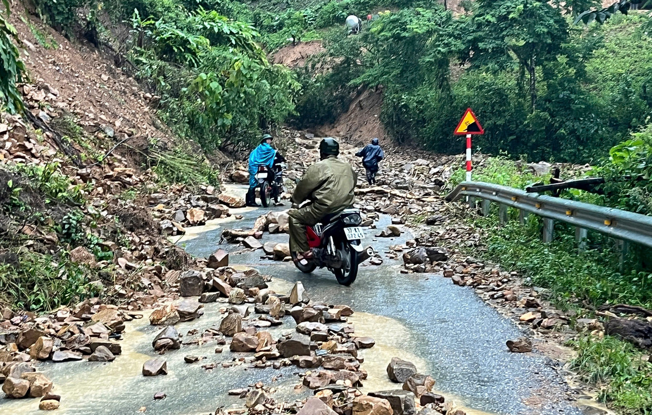 Mưa lũ cũng khiến quốc lộ 7 và nhiều tuyến đường liên xã bị sạt lở, chia cắt, không thể di chuyển.