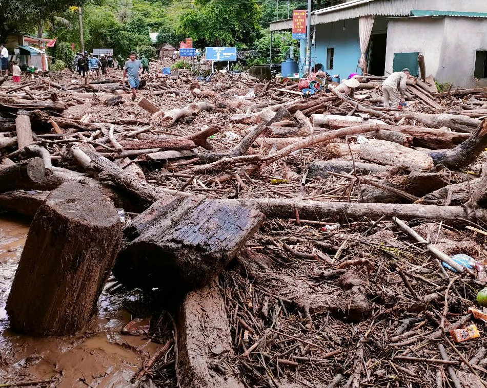 “Lũ lên quá nhanh không kịp trở tay di chuyển đồ đạc, bỏ lại nhà cửa chạy lũ. Sáng nay trở về chỉ thấy bùn, rác, không còn chi nữa”, chị Nguyễn Oanh (trú xã Mường Xén) cho hay.