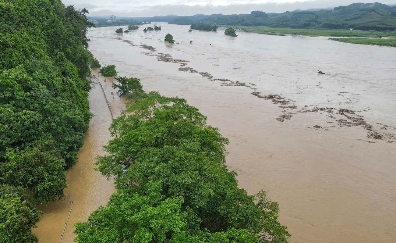 “Hiện, nhiều khu dân cư đang bị cô lập, chưa thể thống kê thiệt hại. Tại trung tâm xã Tương Dương có 1 điểm ngập nặng và một số điểm khác bị ngập. Mưa lũ cũng khiến nhiều cầu treo qua sông Lam hư hỏng, bị sập”, ông Lương nói. Trong ảnh, nước sông Lam còn dâng cao.