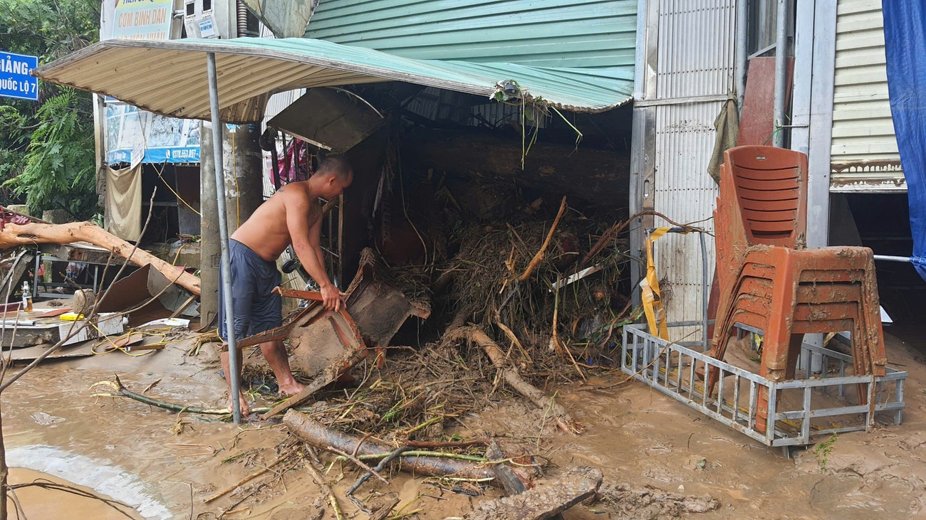 Những hình ảnh kinh hoàng trong trận lũ lịch sử ở miền Tây Nghệ An - 12