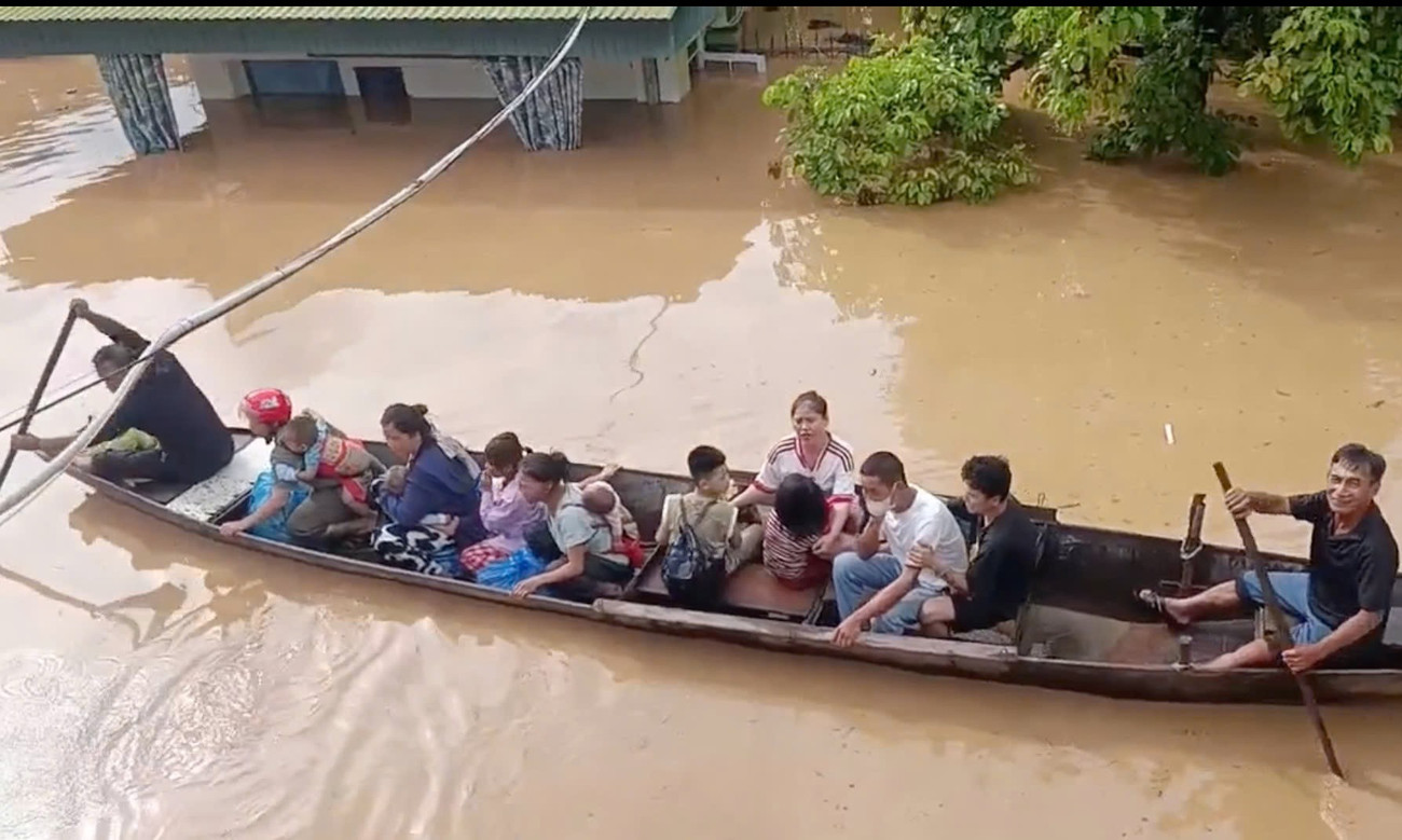 Ông Lê Văn Lương - Bí thư Đảng ủy xã Tương Dương, cho biết, trên địa bàn đã tạnh mưa nhưng nước từ thượng nguồn đổ về làm mực nước sông đang tiếp tục dâng cao. Địa phương đã huy động toàn bộ lực lượng, chia nhiều tổ công tác bám các khu vực dân cư xung yếu để hỗ trợ người dân sơ tán, di dời tài sản đến nơi an toàn. Trong ảnh, cảnh người dân xã Tương Dương di chuyển bằng thuyền do nước lũ dâng cao.