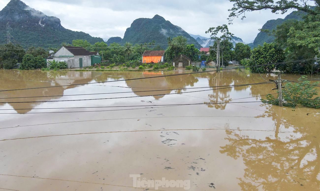 Tại xã Con Cuông, xã Châu Khê... nhiều đoạn quốc lộ 7 và các bản vẫn ngập sâu. Người dân vẫn phải di chuyển đồ đạc lên cao, giao thông chia cắt. Nhiều nơi lực lượng chức năng phải dùng xuồng, thuyền để di chuyển.