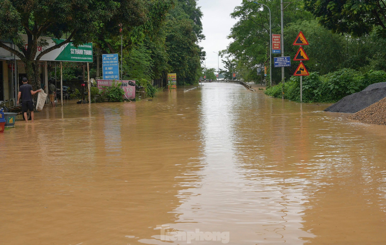 Quốc lộ 7 bị ngập, giao thông tê liệt.
