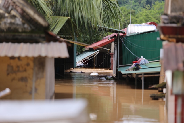 Những ngôi nhà ven sông Lam ở eo Vực Bồng, xã Con Cuông chìm trong lũ dữ.