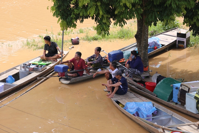 Người dân thất thần khi nhà cửa đã bị lũ nhấn chìm.