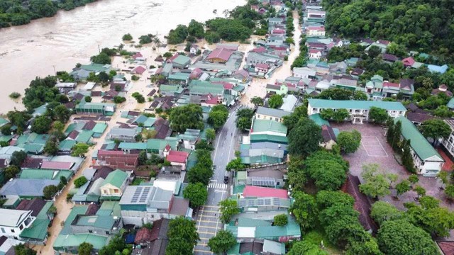 Hàng ngàn ngôi nhà ở các xã miền Tây Nghệ An chìm trong biển nước.