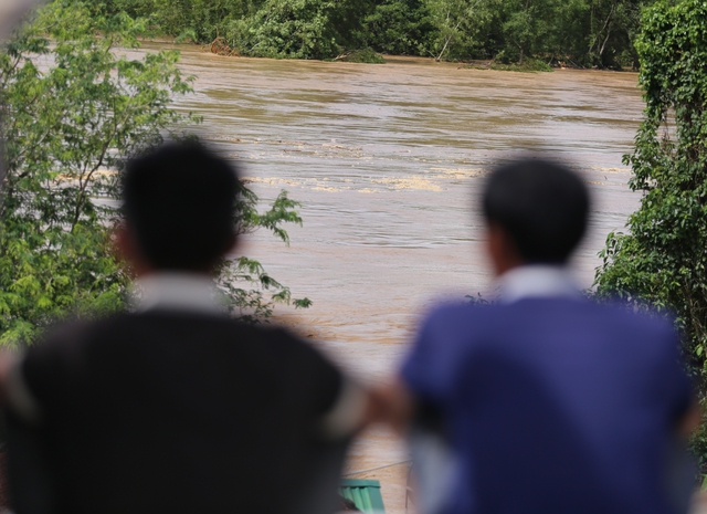 Những người đàn ông - trụ cột của gia đình giờ bất lực nhìn nhà cửa, đồ đạc trôi theo dòng lũ dữ.