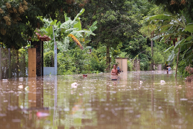 Hiện nay, eo Vực Bồng nước vẫn dâng cao.
