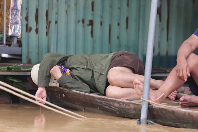 Người a classTextlinkBaiviet hrefhttps://eva.vn/phụ nữ/a nằm gục trên chiếc thuyền nhỏ sau 1 đêm mệt nhoài chống chọi với lũ.