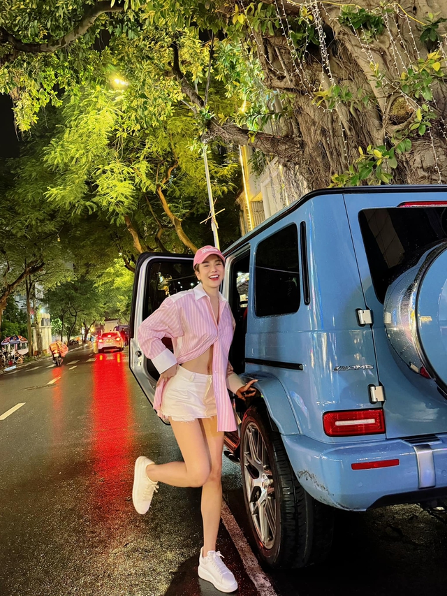 Nhan sắc của Diệp Lâm Anh cũng nhận được nhiều lời khen khi xuất hiện trên streetstyle hay hình ảnh đời thường: dù chụp bằng camera tay qua đường hay do ekip chuyên nghiệp, cô vẫn giữ được visual tươi trẻ, da căng mịn, mắt tươi rạng rỡ như tuổi đôi mươi