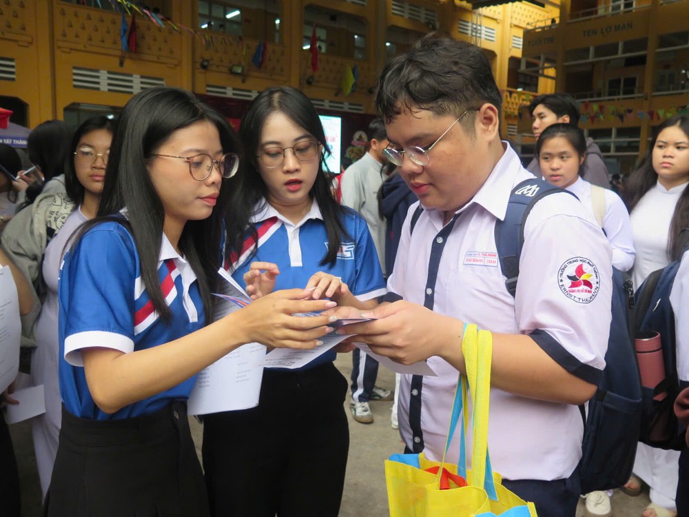 Học sinh tìm hiểu thông tin tuyển sinh các ngành sư phạm năm 2025 tại TP.HCM. Ảnh: P.ANH