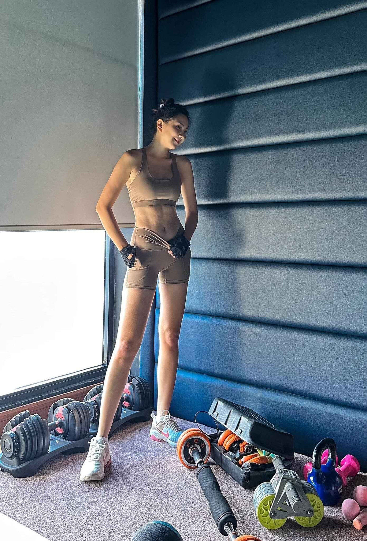 br /
img src/upload/3-2025/images/2025-07-25/1753406044-b4-width1200height1610.jpg width660 /br /
Không dừng lại ở đó, người đẹp sinh năm 1990 còn dành 4-5 buổi mỗi tuần cho phòng gym, tập tạ và cardio bài bản dưới sự hướng dẫn của HLV cá nhân.