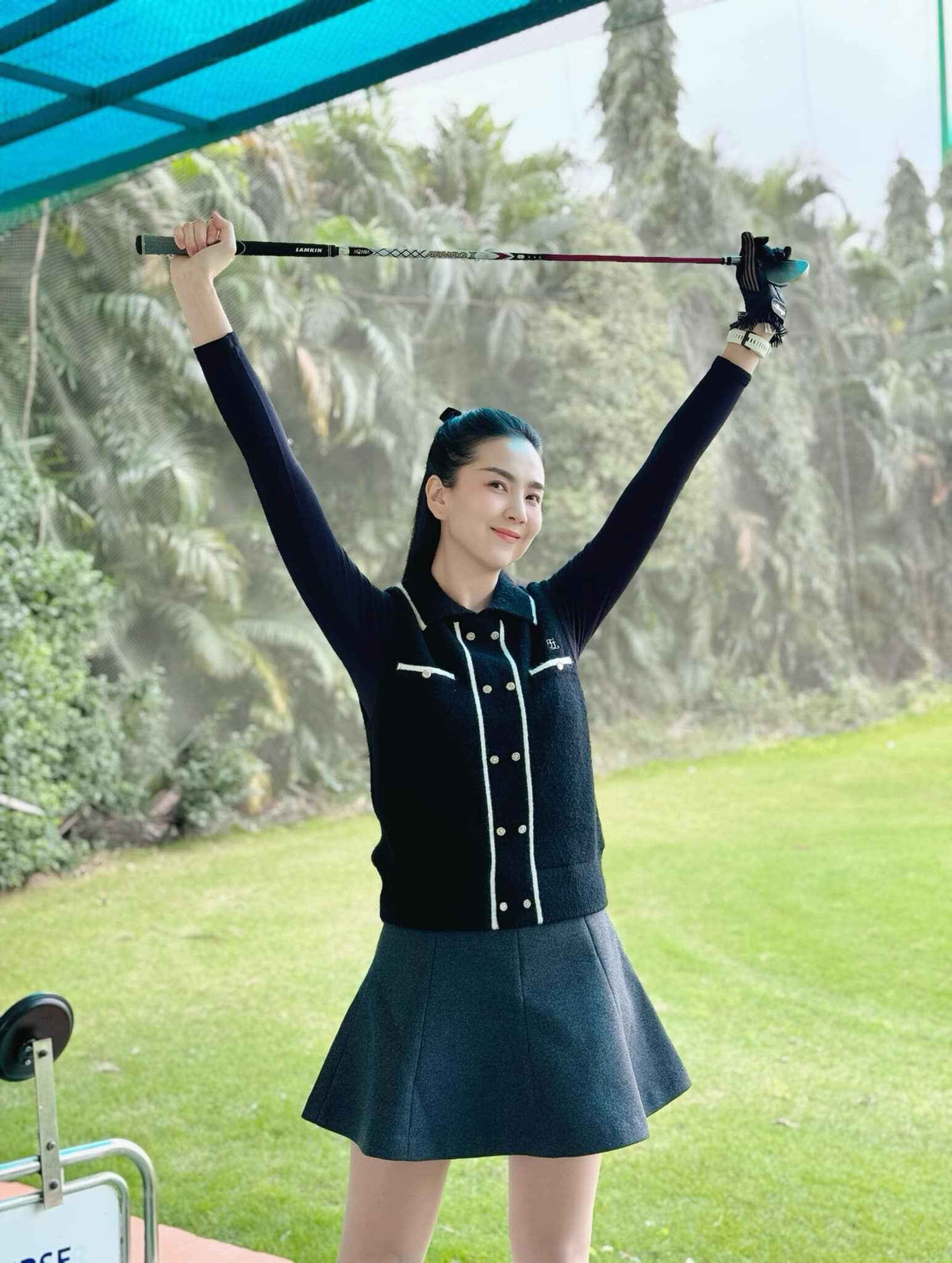 Bài tập này vừa nhanh gọn, vừa đốt cháy mỡ bụng siêu hiệu quả. Chỉ cần một chiếc dây nhảy và một khoảng sân nhỏ, tôi có thể duy trì vận động bất kỳ lúc nào, Mai Ngọc từng chia sẻ.