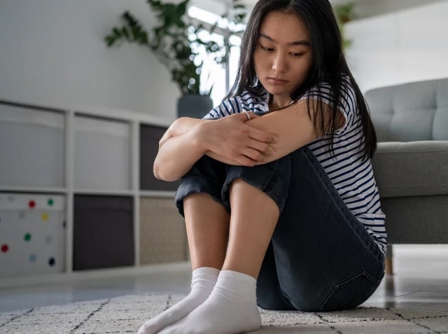 Khi nhận ra con gái trưởng thành trong sự rụt rè và mặc cảm, vợ chồng họ Hoàng chỉ biết ôm mặt khóc vì hối hận Ảnh minh họa