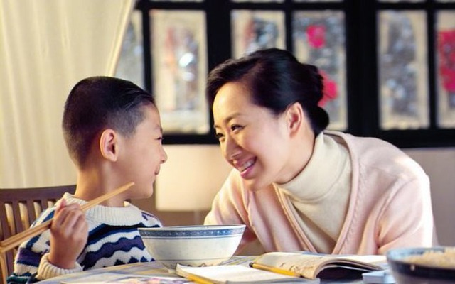 Thay vì tâm sự chân thật, nhiều người lại chọn cách nói dối: Nhà mình nghèo lắm, Không có tiền đâu, Con đừng mơ tới thứ đó… Những lời này, lặp đi lặp lại suốt nhiều năm, in sâu vào tiềm thức trẻ như một niềm tin méo mó về giá trị bản thân. Ảnh minh họa