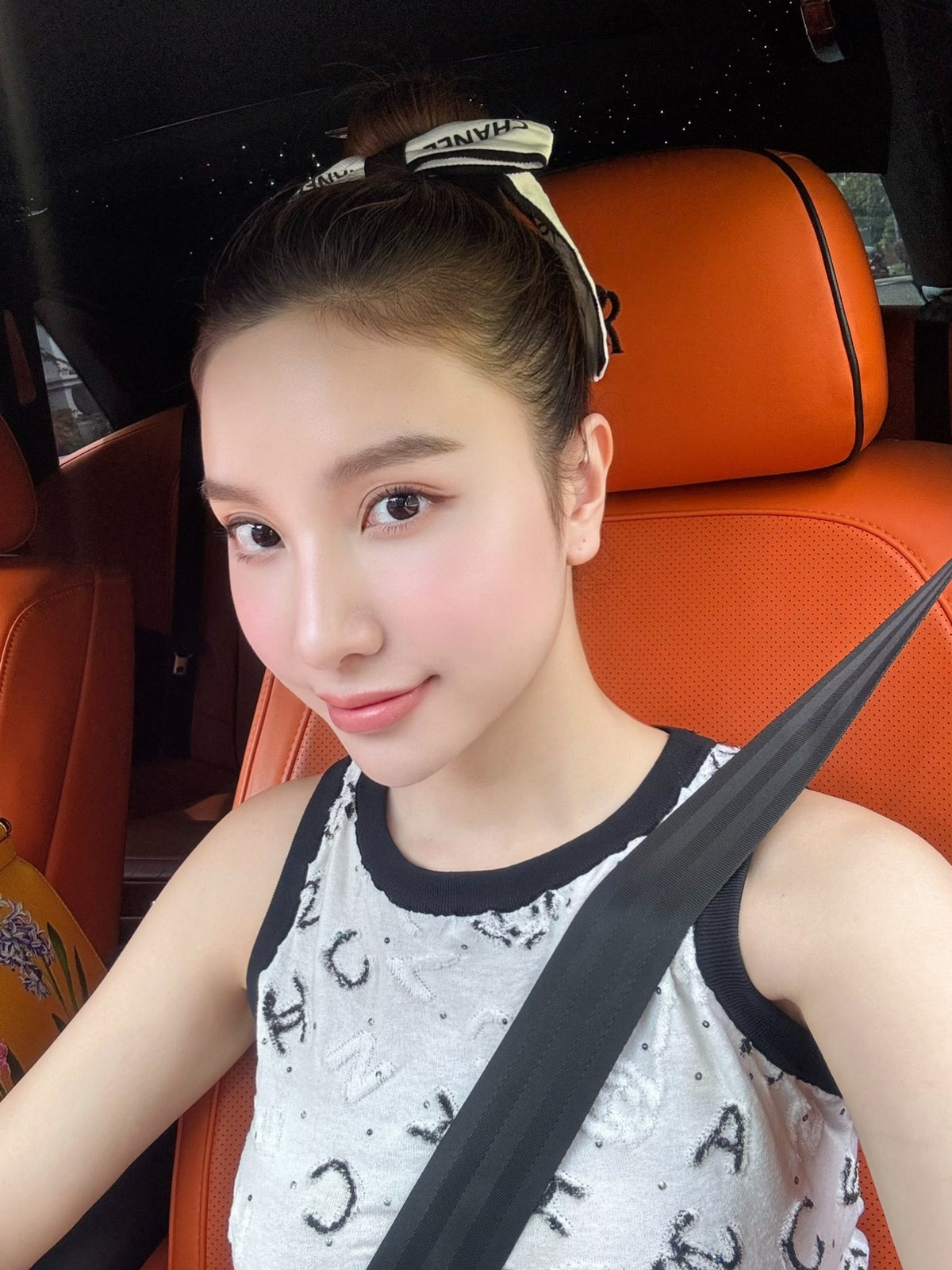 Những outfit thời thượng kết hợp cùng loạt phụ kiện hàng hiệu càng khẳng định đẳng cấp phú bà Vbiz của cô. Ảnh: FB Hạnh Sino