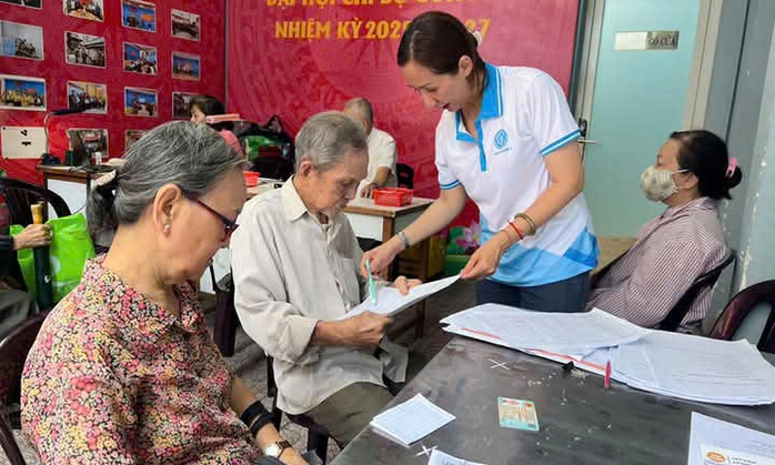 Cán bộ BHXH TP HCM hướng dẫn người hưởng lương hưu đăng ký mở tài khoản ngân hàng