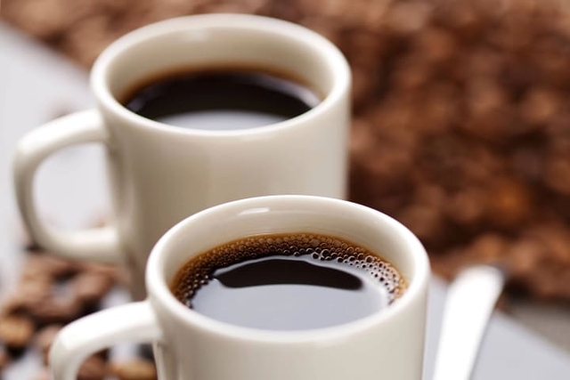 Đối với những người nhạy cảm với caffeine thông thường, hãy hạn chế lượng caffeine tiêu thụ.