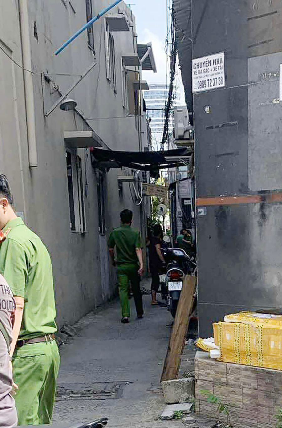 Cơ quan chức năng phong toả để điều tra hiện trường vụ vali chứa thi thể người phụ nữ. Ảnh: B.T