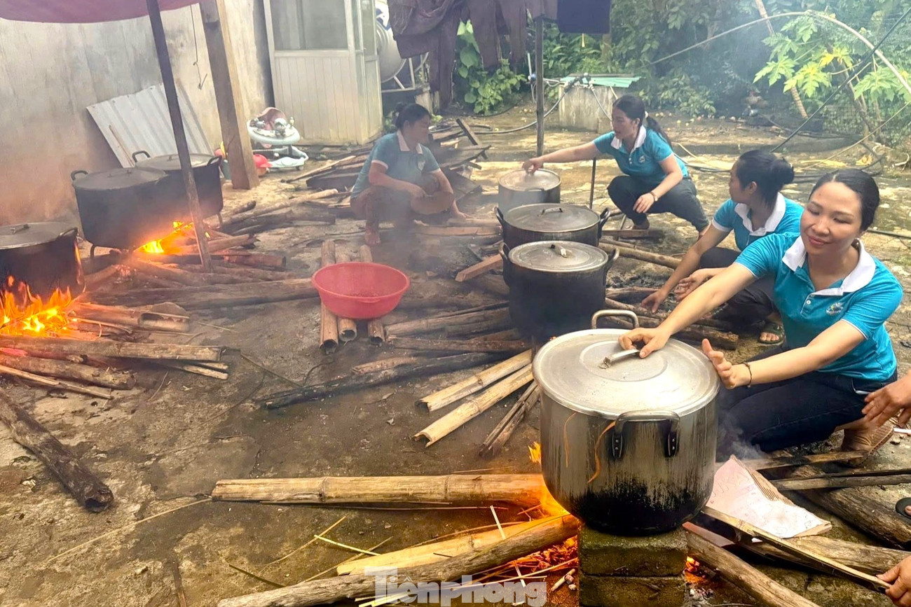 Những chiếc bánh chưng gói trọn nghĩa tình gửi tới bà con vùng lũ.