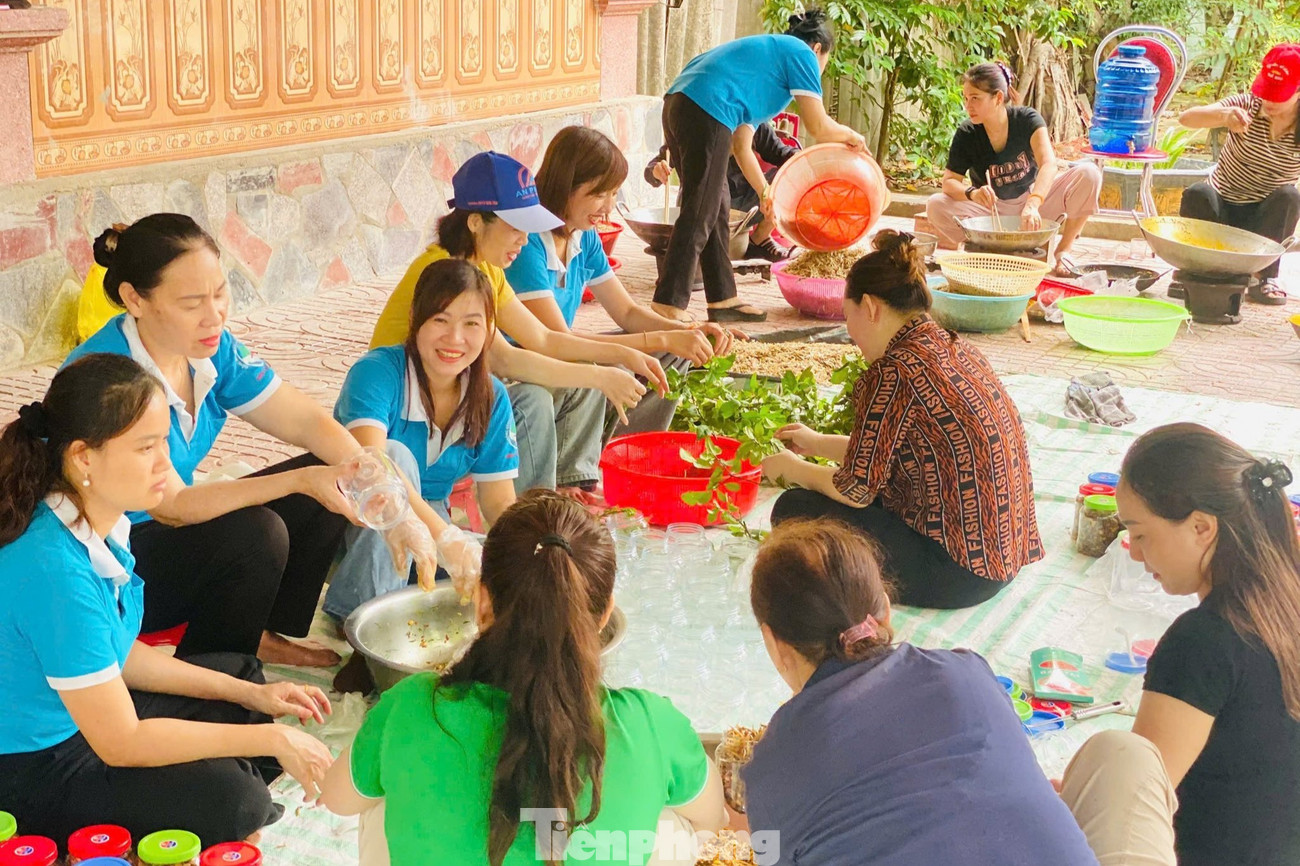Tại phường Cửa Lò, người dân đã tất bật thu gom, chế biến thực phẩm khô để kịp thời vận chuyển, hỗ trợ bà con vùng bị ảnh hưởng bởi mưa lũ.