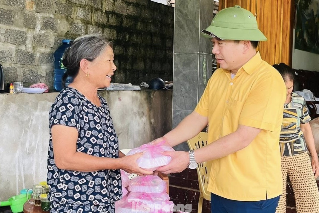 Ấm lòng tình người hướng về đồng bào vùng lũ Nghệ An - 10