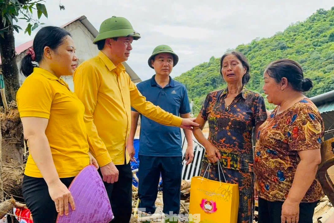 Ông Nguyễn Đình Hùng – Phó Chủ tịch Thường trực Ủy ban MTTQ Ủy ban MTTQ Việt Nam tỉnh Nghệ An thăm hỏi, tặng quà hỗ trợ người dân vùng lũ.