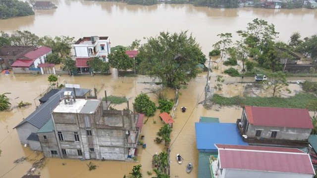 Lũ trên sông Tích dâng cao, Hà Nội phát lệnh báo động.