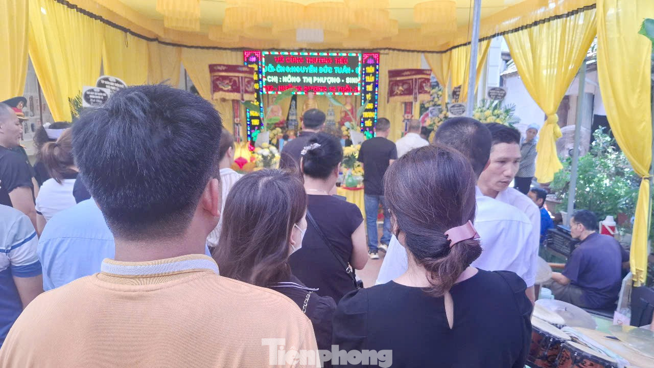 Bạn bè đến đưa tiễn anh Tuấn cùng vợ và con gái đến nơi an nghỉ cuối cùng. Ảnh: Nguyễn Thắng