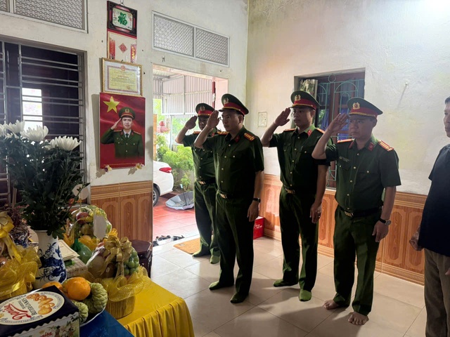 Thượng tá Cù Quốc Thắng, Phó Giám đốc Công an tỉnh Quảng Ninh cùng đại các đơn vị về thăm hỏi, động viên, tặng quà gia đình liệt sĩ - Thiếu tá Nguyễn Đăng Khải. Ảnh: Công an Quảng Ninh.
