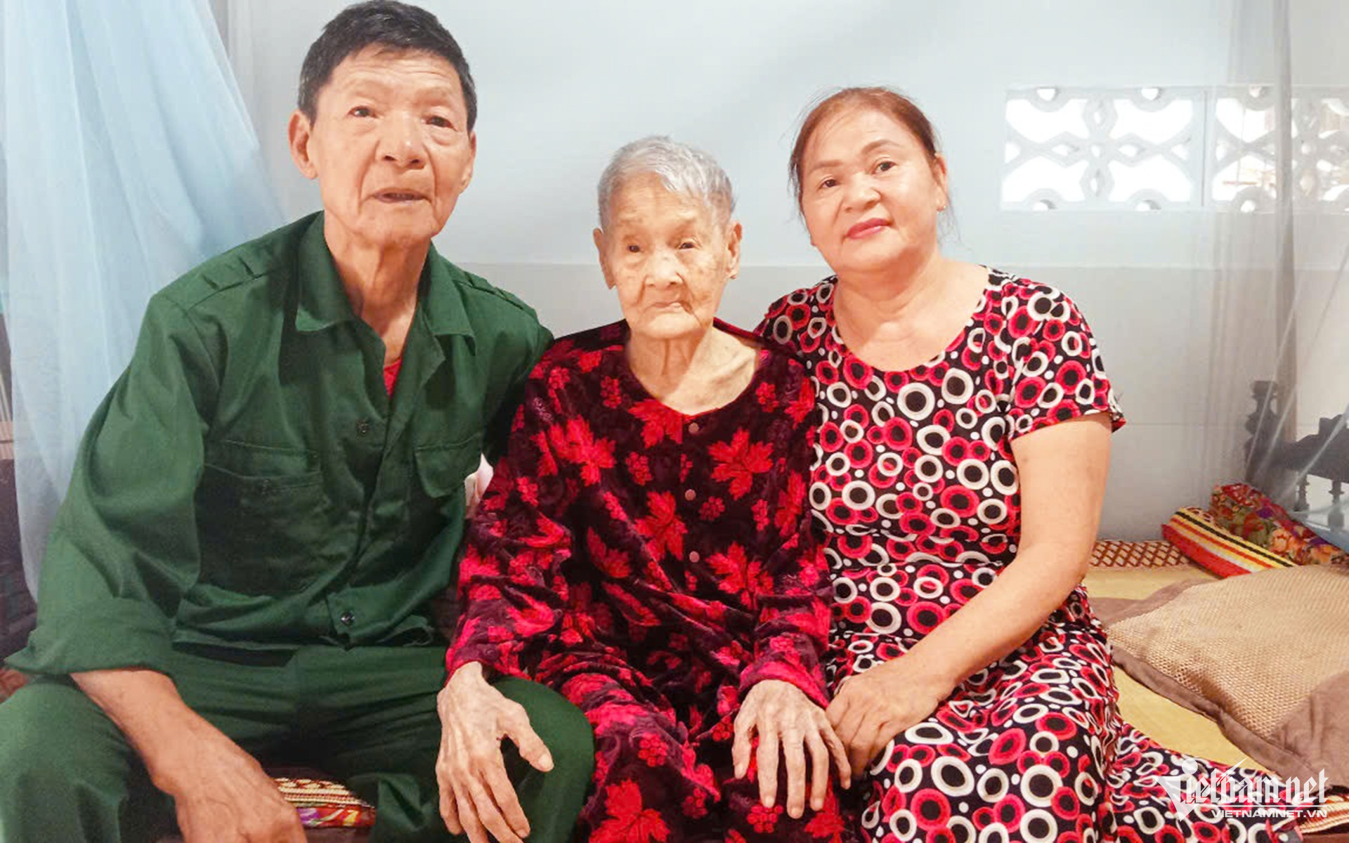  Mẹ Ngụ và 2 người con, ông Nguyễn Quốc Việt (bên trái), người con trai thứ 3 hiện sống gần nhà và bà Nguyễn Thị Lài (bên phải), con gái út từ Đà Nẵng trở về thăm mẹ. Ảnh: Sỹ Thông