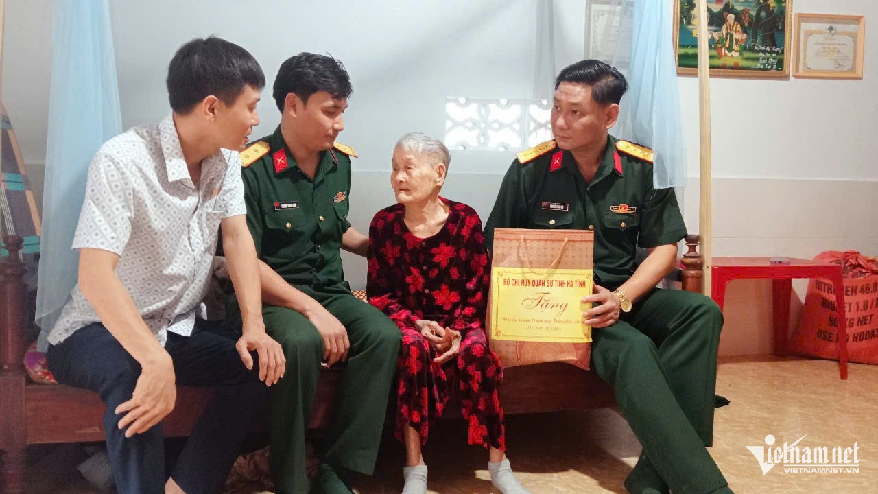 Bộ Chỉ huy quân sự tỉnh Hà Tĩnh thăm và tặng bà cho mẹ Ngụ dịp 27/7 năm nay. Ảnh: Sỹ Thông