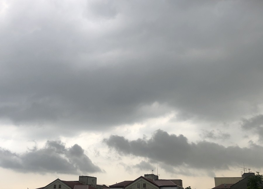 Khi nhìn thấy mây mảnh sẫm màu thì nên tìm chỗ trú, nếu đang ở trong nhà thì không nên ra ngoài mà nên chờ mưa dông trôi qua. Ảnh: HHT.