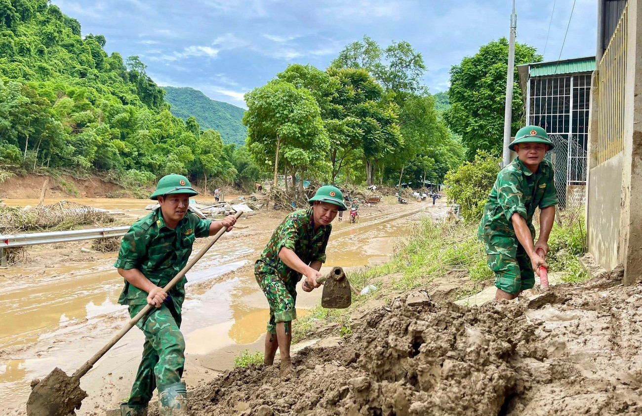 Xúc động hình ảnh bộ đội lấm bùn dọn dẹp, cõng người dân trong lũ - 10