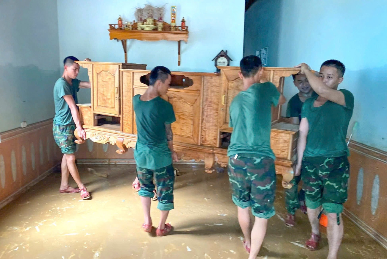 Xúc động hình ảnh bộ đội lấm bùn dọn dẹp, cõng người dân trong lũ - 14