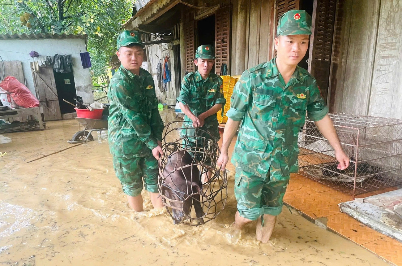 Xúc động hình ảnh bộ đội lấm bùn dọn dẹp, cõng người dân trong lũ - 8