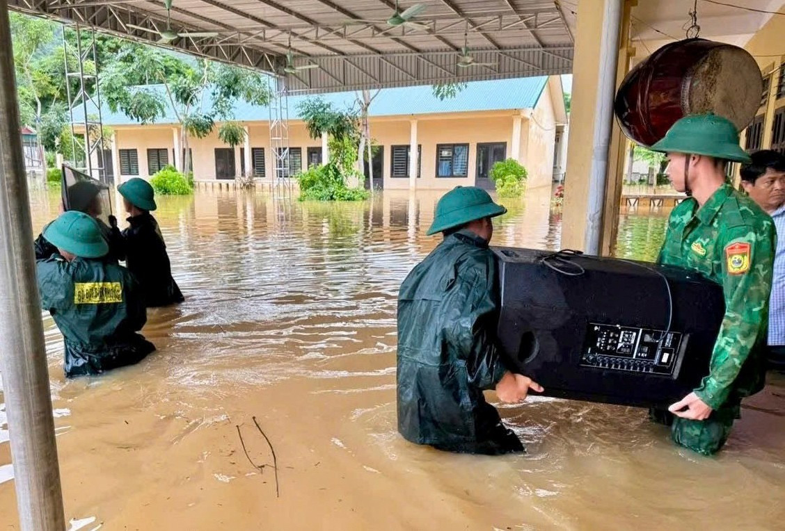 Xúc động hình ảnh bộ đội lấm bùn dọn dẹp, cõng người dân trong lũ - 6