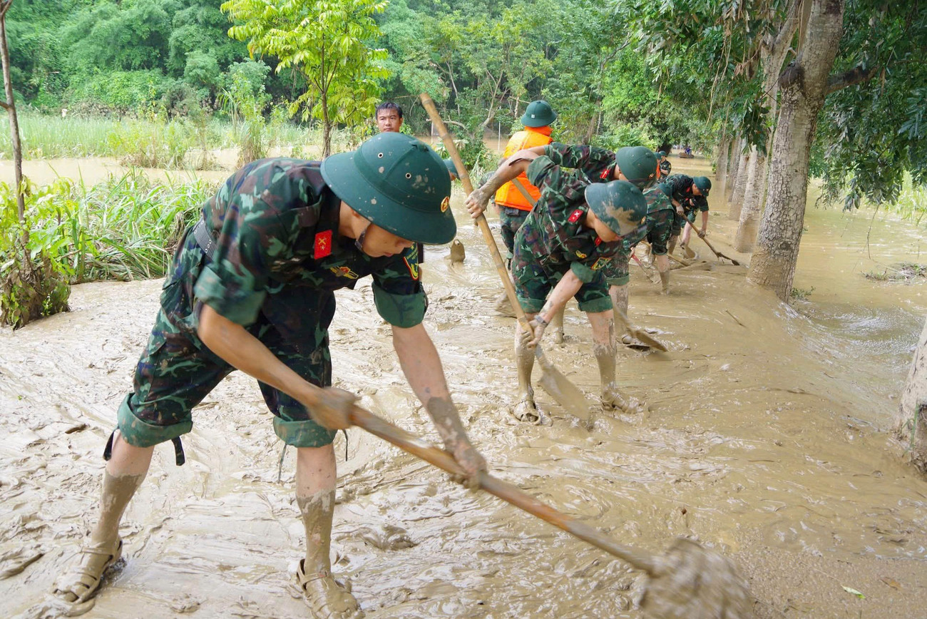 Xúc động hình ảnh bộ đội lấm bùn dọn dẹp, cõng người dân trong lũ - 16