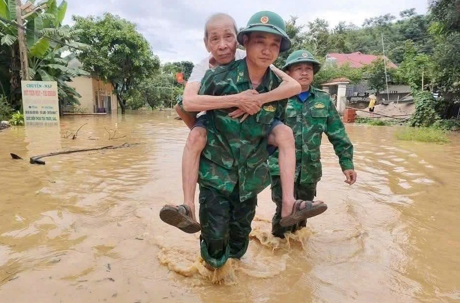 Hình ảnh bộ đội biên phòng cõng người dân trong lũ khiến nhiều người xúc động.