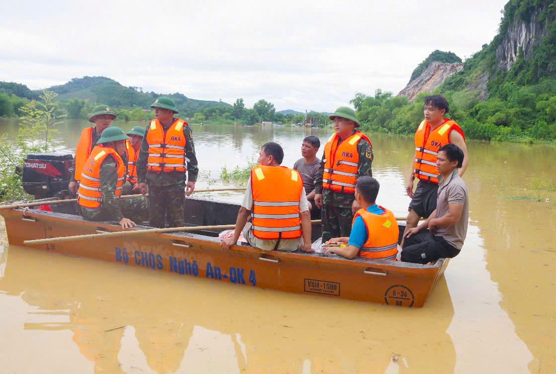 Xúc động hình ảnh bộ đội lấm bùn dọn dẹp, cõng người dân trong lũ - 4