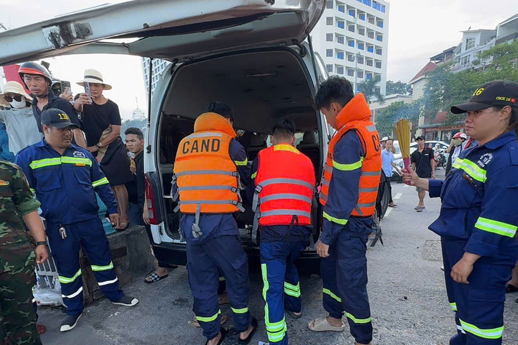 Thi thể nạn nhân cuối cùng được lực lượng chức năng đưa về Bệnh viện Bãi Cháy