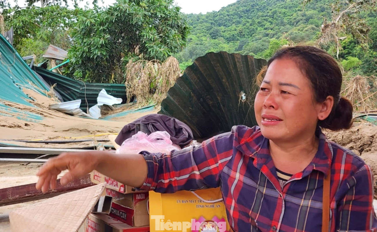 Bà Chu Thị Nam khóc nghẹn khi nhà cửa, tài sản đã trôi theo dòng lũ.