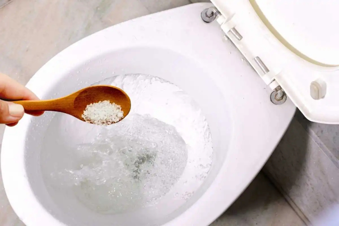 Tại sao nên rắc muối vào bồn cầu?