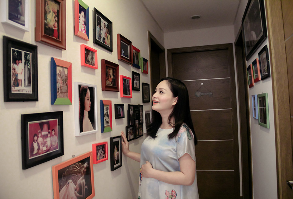 Khu vực thông giữa phòng khách và phòng ngủ, Lan Phương trang trí các hình ảnh kỷ niệm trong những khung tranh nhiều màu sắc. Với Lan Phương, mỗi cột mốc là một hành trình đầy thú vị mà bản thân cô từng trải nghiệm.
