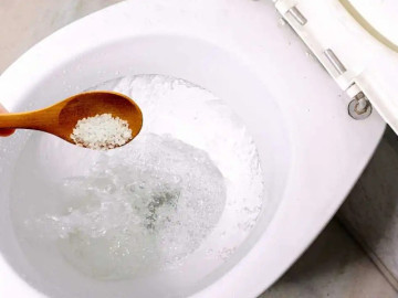 Tại sao nên rắc muối vào bồn cầu?