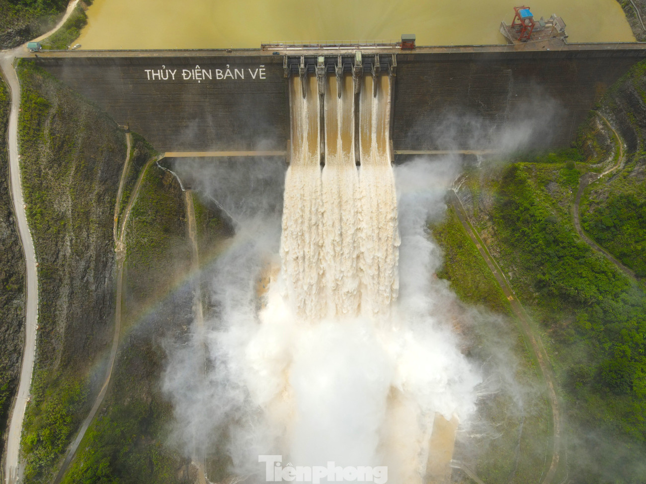 Đến 2h ngày 23/7, lũ về hồ đạt đỉnh với lưu lượng 12.800 m3/s. Thủy điện Bản Vẽ đã xả qua công trình ở mức 3.285 m3/s (các cửa van mở hoàn toàn).