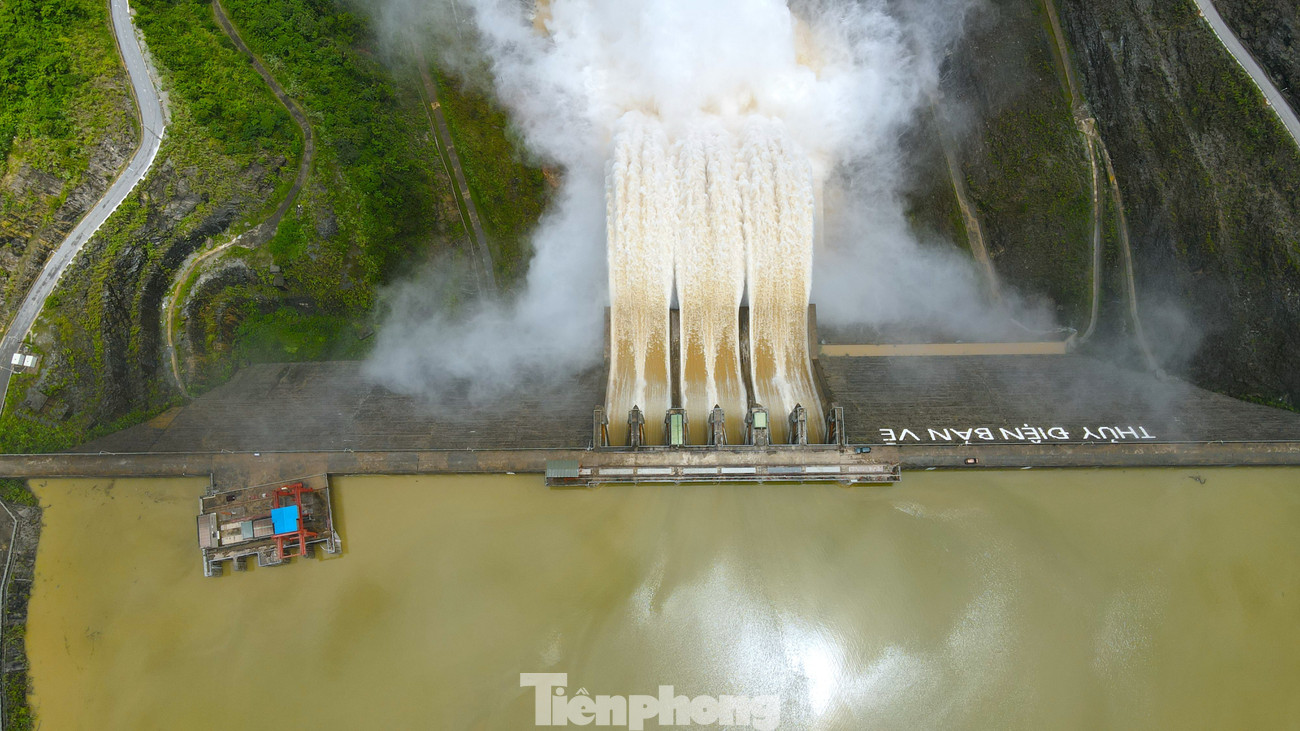 Đến 6h ngày 23/7, mực nước hồ chứa ở cao trình 199,23m (dung tích hồ còn lại để cắt giảm lũ là 34 triệu m3). Lúc này số liệu quan trắc lượng mưa tại 35 trạm đo mưa tự động trên lưu vực đều báo đã hết mưa, lưu lượng nước về hồ giảm nhanh, Công ty thủy điện Bản Vẽ đã báo cáo Chủ tịch UBND tỉnh Nghệ An đề xuất sử dụng một phần dung tích trên mực nước dâng bình thường để giảm lũ cho hạ du. Được sự đồng ý, Công ty đã chuyển sang chế độ vận hành bất thường, xả nước qua công trình với lưu lượng không quá 5.000m3/s để giảm lũ cho hạ du.