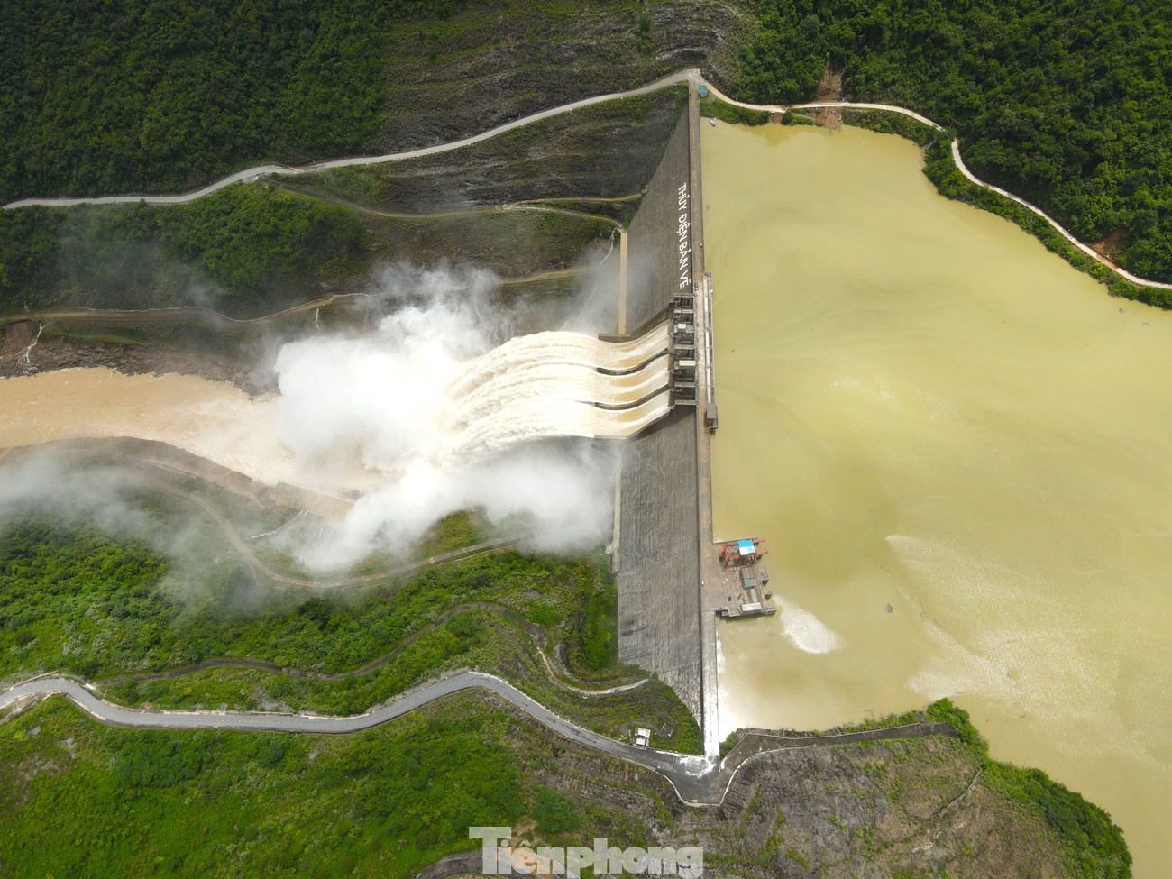 Lúc 8h20’ ngày 23/7, quá trình đi kiểm tra thực tế ngập lụt ở hạ du, ông Lê Hồng Vinh - Chủ tịch UBND tỉnh Nghệ An chỉ đạo Công ty thủy điện Bản Vẽ xả nước qua công trình không quá 4.000m3/s để giảm lũ cho hạ du.