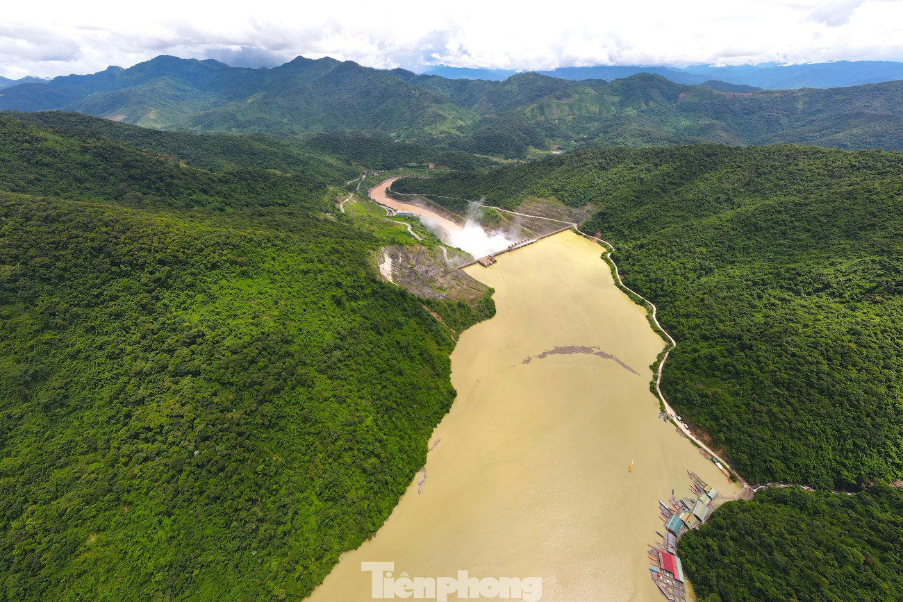 Hồ thủy điện Bản Vẽ có diện tích mặt nước 8.700 km2, chiều dài đập theo đỉnh là 509 m, chiều cao đập lớn nhất là 137m, mực nước dâng bình thường là 200m.